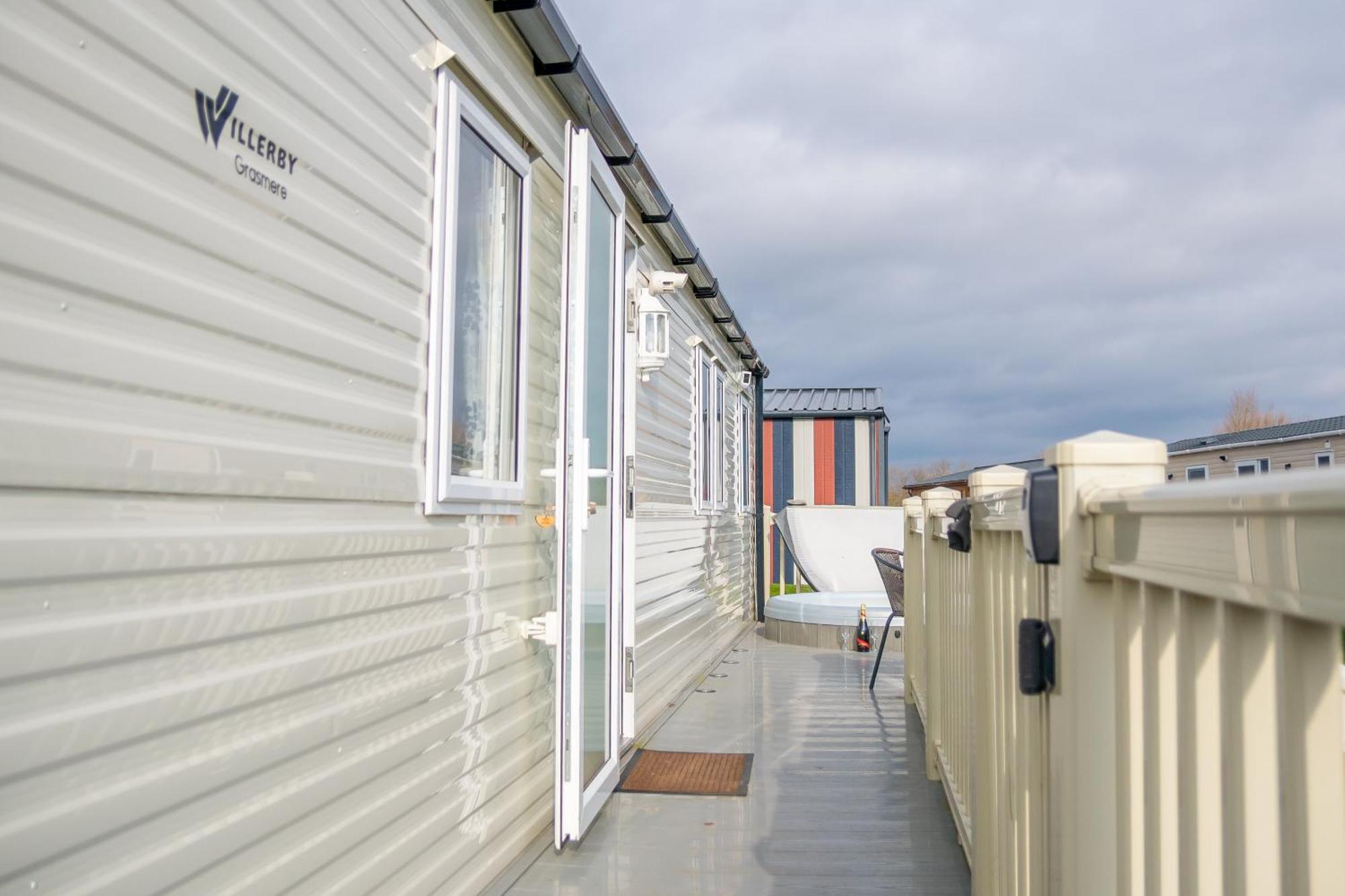 64 Lancaster The Lazy Willow 3 Bedroom Hot Tub Caravan Tattershall Lakes Zewnętrze zdjęcie