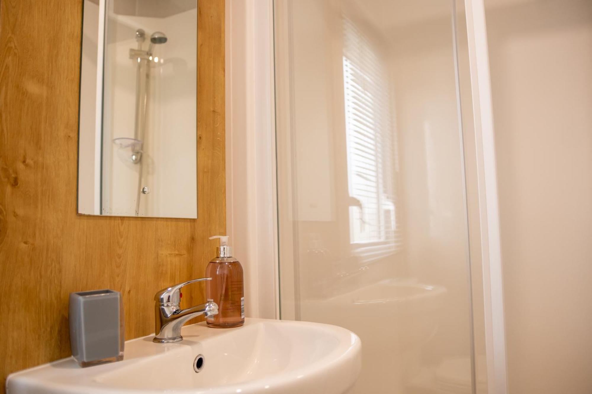 64 Lancaster The Lazy Willow 3 Bedroom Hot Tub Caravan Tattershall Lakes Zewnętrze zdjęcie