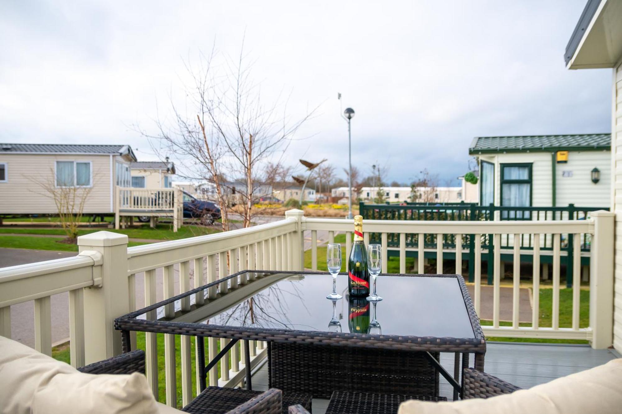 64 Lancaster The Lazy Willow 3 Bedroom Hot Tub Caravan Tattershall Lakes Zewnętrze zdjęcie