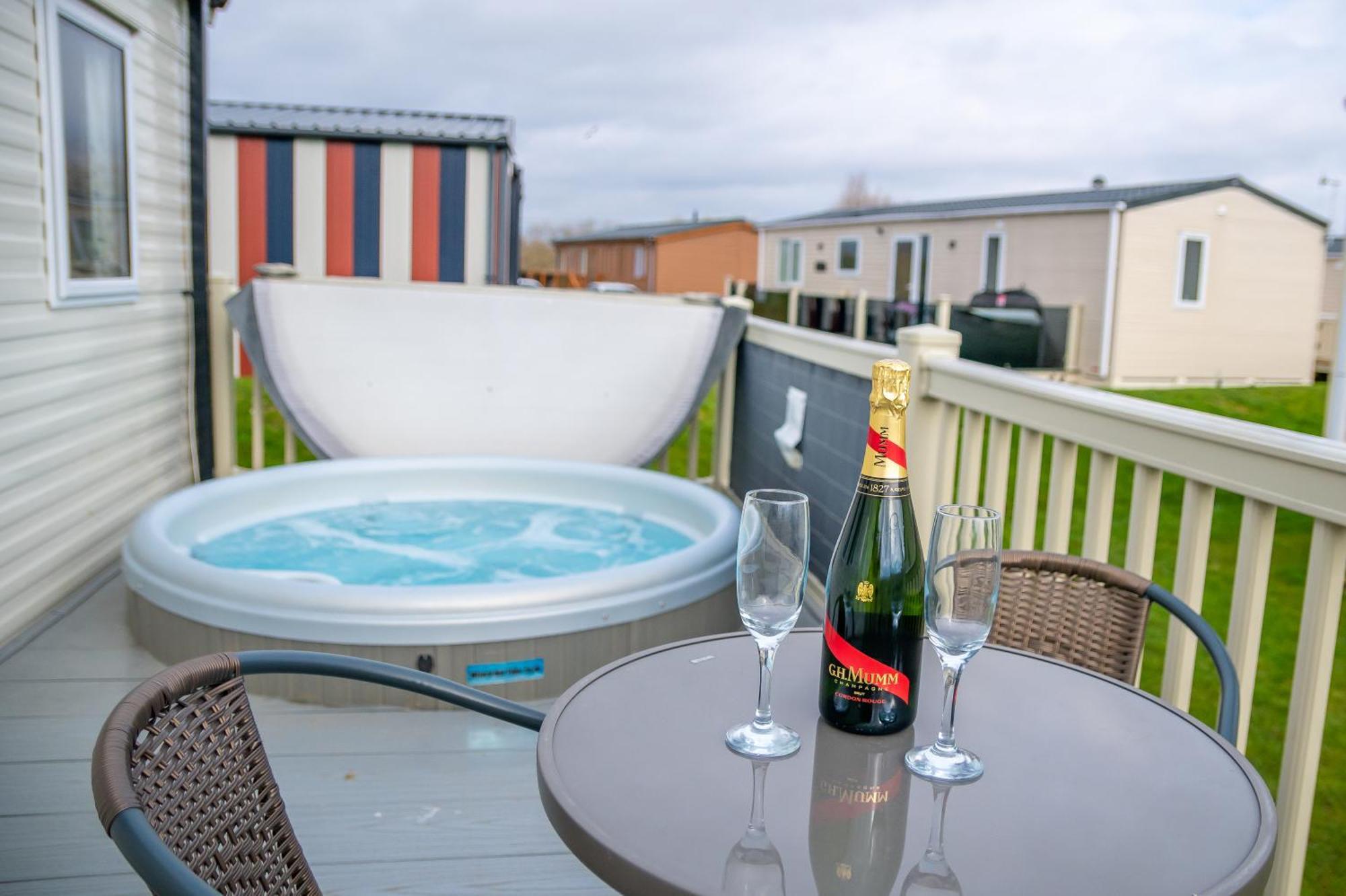 64 Lancaster The Lazy Willow 3 Bedroom Hot Tub Caravan Tattershall Lakes Zewnętrze zdjęcie